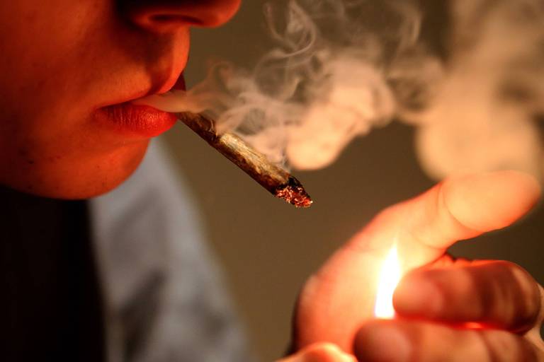 Homem fuma cigarro de maconha em Charleville-Mezieres, na França