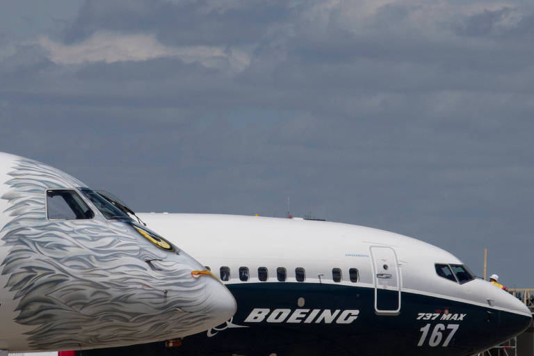 Um E-190-E2 da Embraer ao lado de um Boeing-737MAX da norte-americana, que busca associação com a brasileira