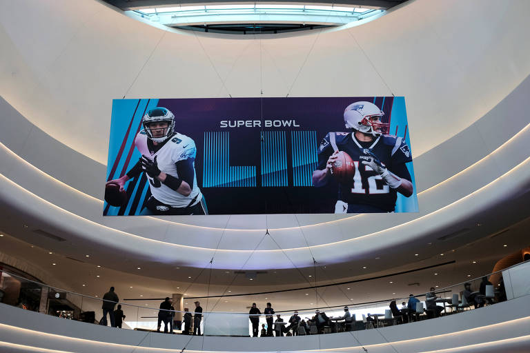 Cartaz do Super Bowl é exposto no Shopping da América
