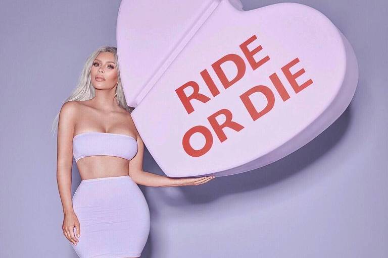 Kim Kardashian na campanha de lançamento de seu novo perfume