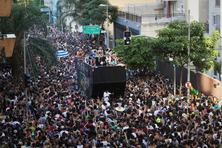 Multidão fecha a rua Augusta durante festa de Carnaval