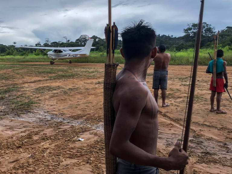 Pista de pouso para aviões do garimpo na aldeia PV, na Terra Indígena Munduruku, sudoeste do Pará.