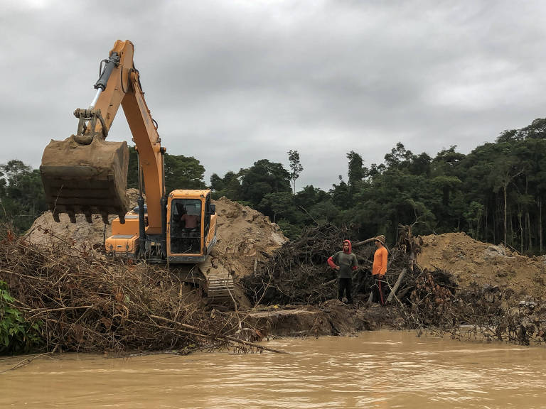 Garimpo ilegal às margens do igarapé Massaranduba, afluente do rio das Tropas, na Terra Indígena Munduruku, no sudoeste do Pará.
