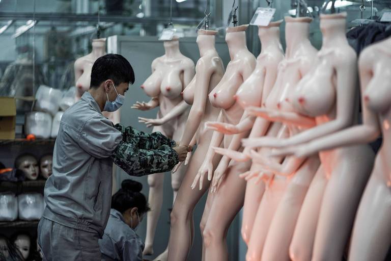 Trabalhador prepara bonecas de silicone em empresa na cidade chinesa de Dalian