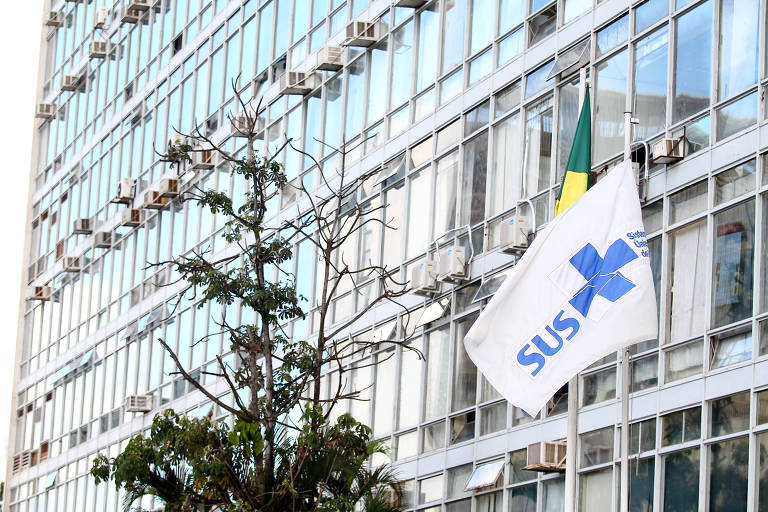 Bandeira do SUS (Sistema Único de Saúde) ao lado da bandeira do Brasil em frente ao Ministério da Saúde, em Brasília