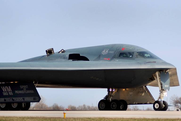 Bombadeiro estratégico B-2, um dos aviões aptos a lançar armas nucleares dos EUA, numa pista em Missouri