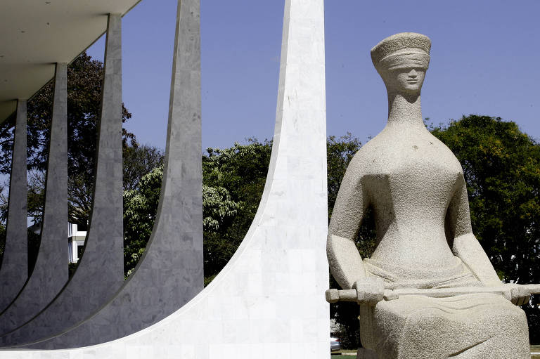 Escultura que representa a Justiça em frente à sede do Supremo Tribunal Federal, em Brasília