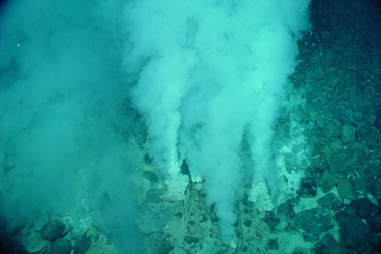Uma fonte hidrotermal, também conhecida como venta submarina