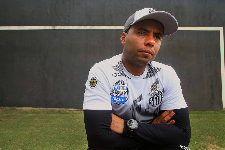 Técnico do Santos, Jair Ventura, em frente ao gol