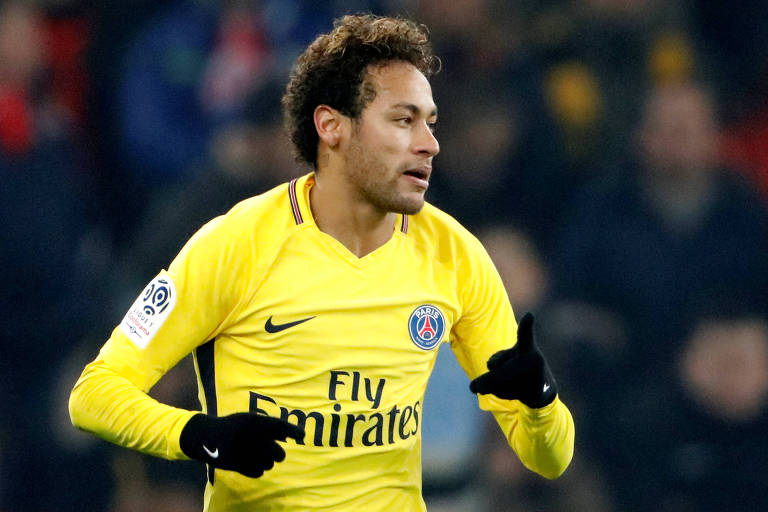 Neymar comemora gol em jogo do Paris Saint-Germain contra o Lille