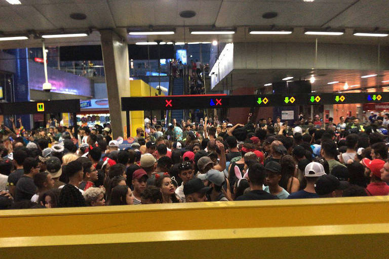 Estação Pinheiros, na linha 4-amarela, apinhada de gente na região das catracas na noite deste sábado   Crédito: Marina Consiglio/Folhapress