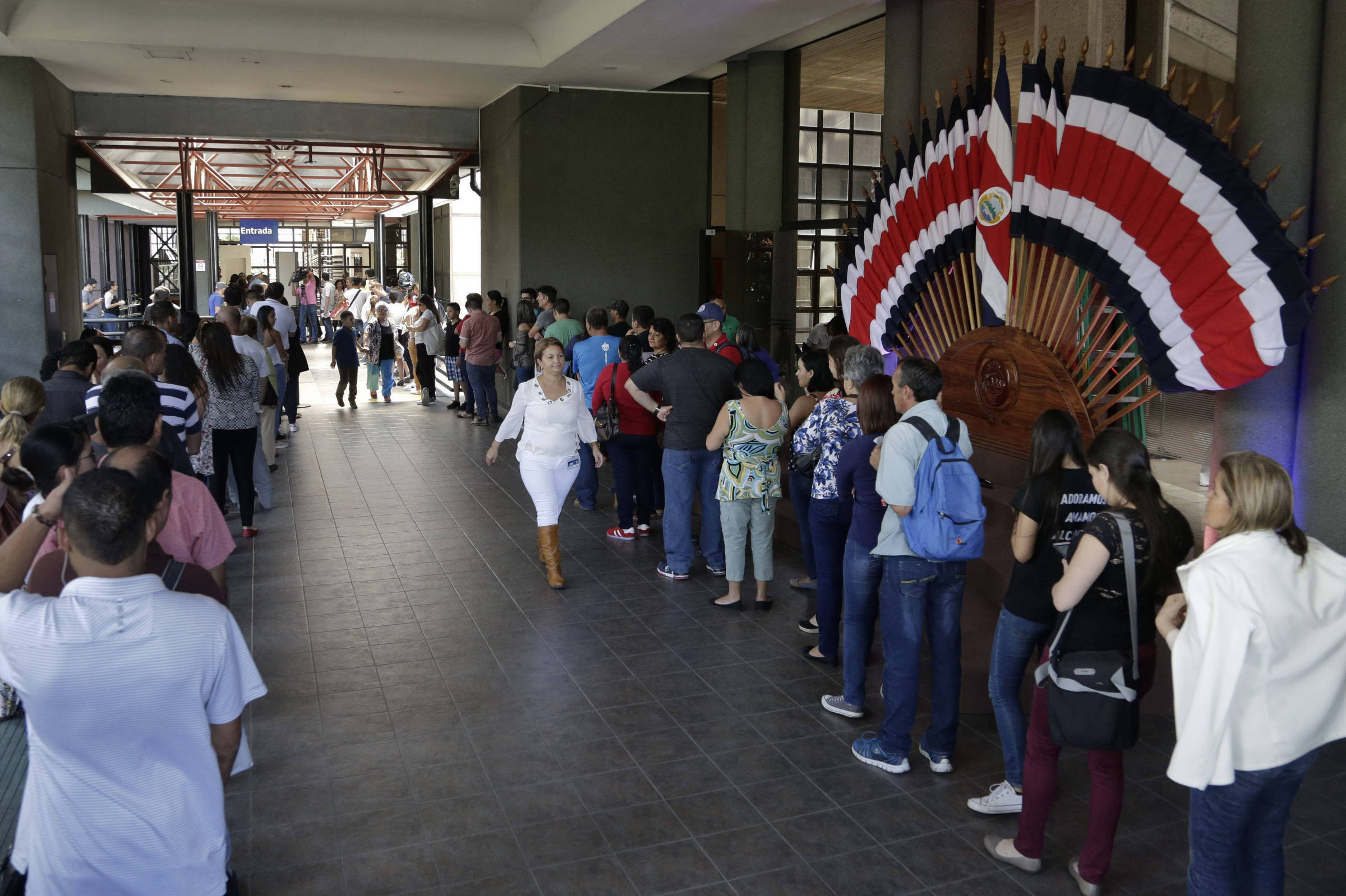Em eleição indefinida, Costa Rica vê ascensão de conservadores 04/02