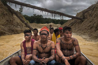 Mundurucus cruzam garimpo que devastou o rio das Tropas, no Pará