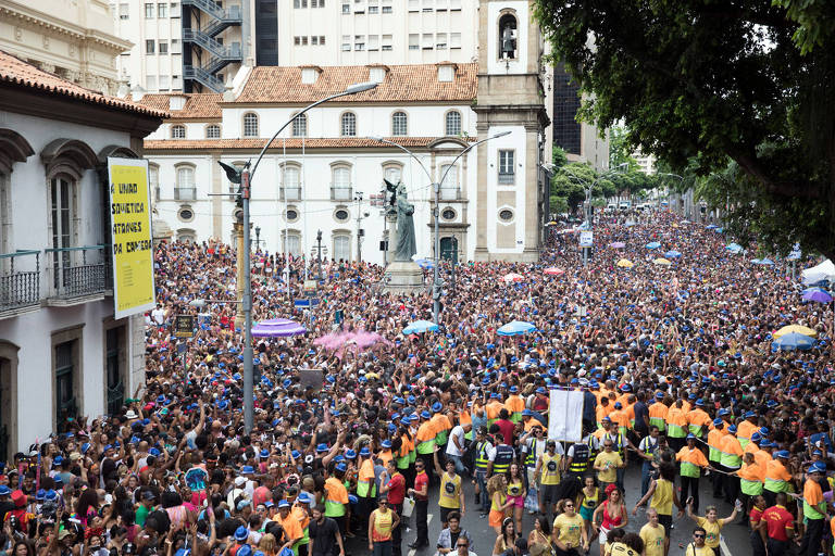 Blocos de pré-carnaval tomam as ruas do Rio