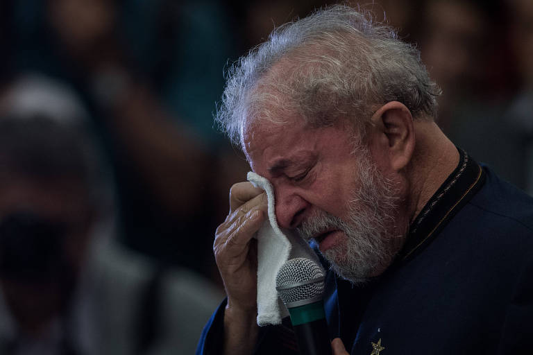 Ex-presidente Lula chora ao falar ao microfone da ex-mulher Marisa Letícia.  
