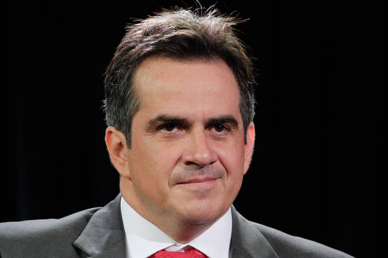 Senador Ciro Nogueira, de terno cinza chumbo, camisa branca e gravata vermelha. 