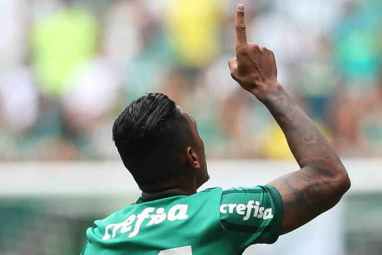 Antônio Carlos, do Palmeiras, levanta a mão em comemoração ao gol de Borja em jogo contra o Santos, na tarde deste domingo (4)