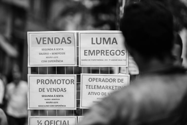 Desempregados procuram empregos no centro paulistano