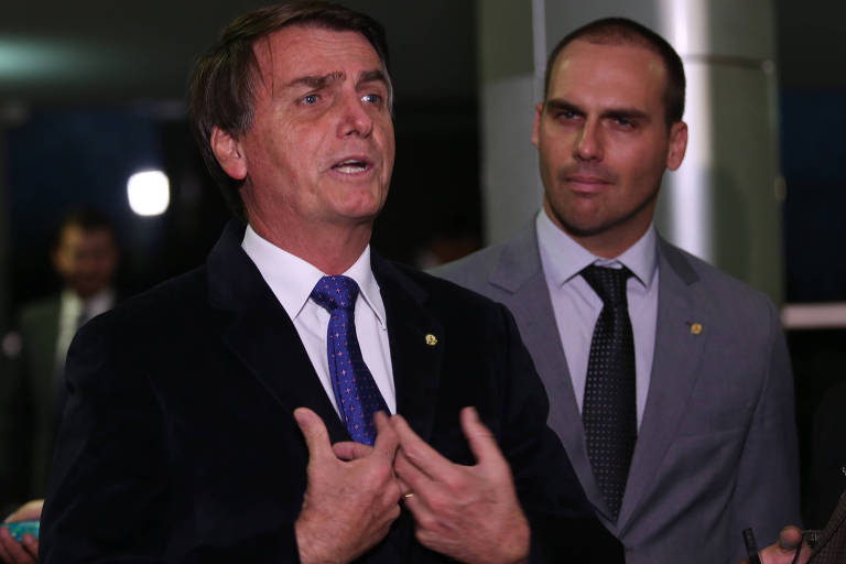 Os deputados Jair Bolsonaro e Eduardo Bolsonaro falam com a imprensa 