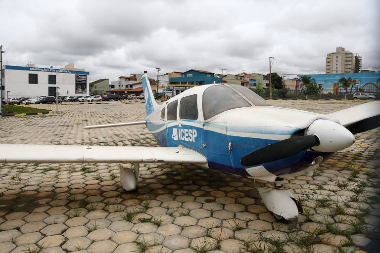 Avião que fica em unidade da Associação Educativa do Brasil, no DF; a entidade é suspeita de irregularidade com bolsas