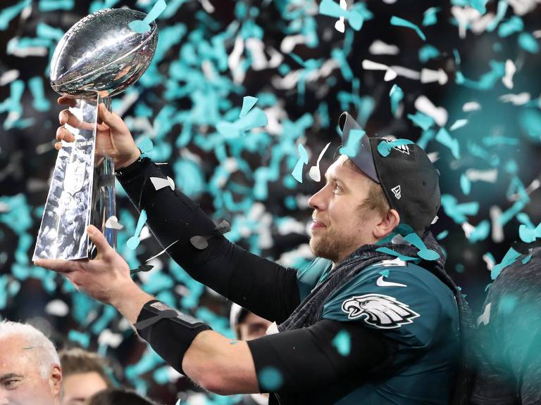 O quarterback Nick Foles levanta o troféu de campeão do Super Bowl após vitória sobre o New England Patriots, em fevereiro deste ano