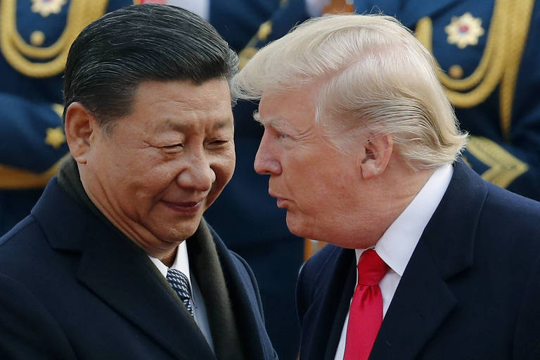 O líder chinês, Xi Jinping, cumprimenta o presidente dos EUA, Donald Trump, ao recebê-lo no Grande Salão do Povo em Pequim, em novembro