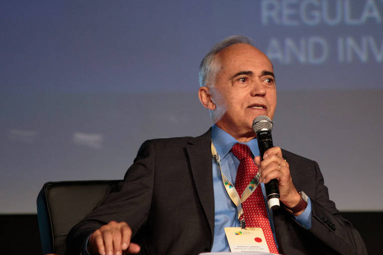 O presidente do Tribunal de Contas da União (TCU), ministro Raimundo Carreiro, fala ao microfone durante evento em São Paulo