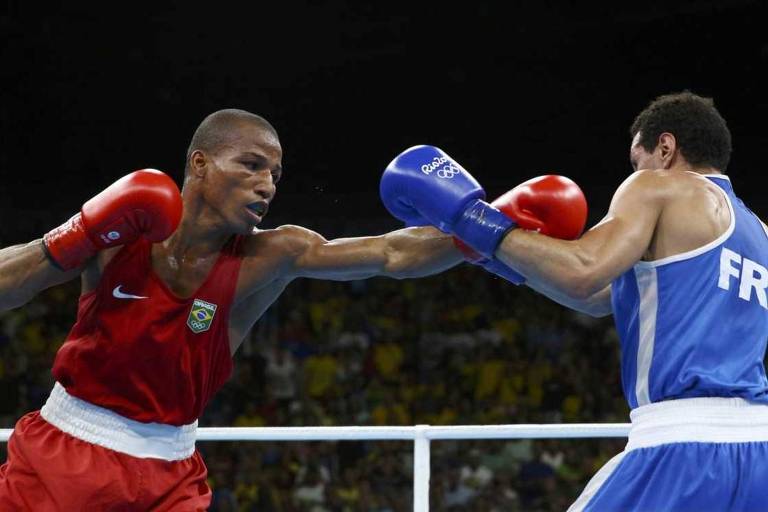 O brasileiro Robson Conceição (à esq.) desfere um golpe no boxeador francês Sofiane Oumiha (FRA), em final da modalidade nos Jogos da Rio-2016
