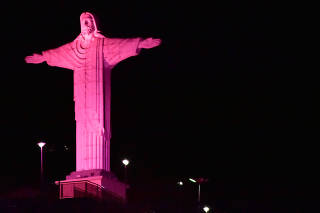 Cristo Redentor fica com luz rosa em alusão a campanha Outubro Rosa