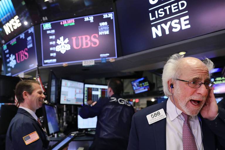 Operadores na Bolsa de Nova York: Dow Jones se recupera da pior queda diária da história