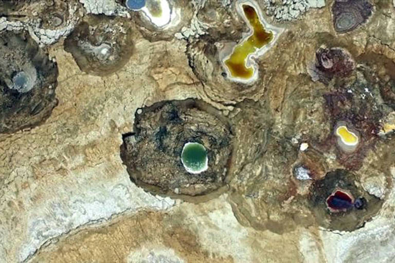 Crateras no mar Morto, depois que a água recuou