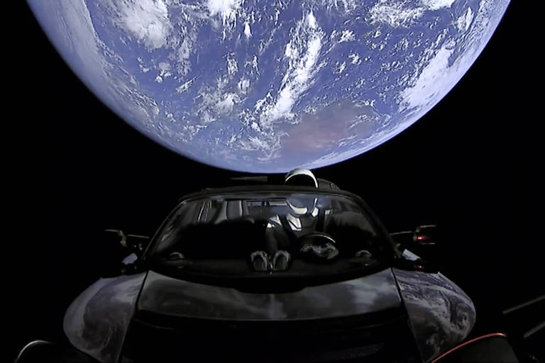 Carro vermelho da Tesla no espaço, com a Terra ao fundo