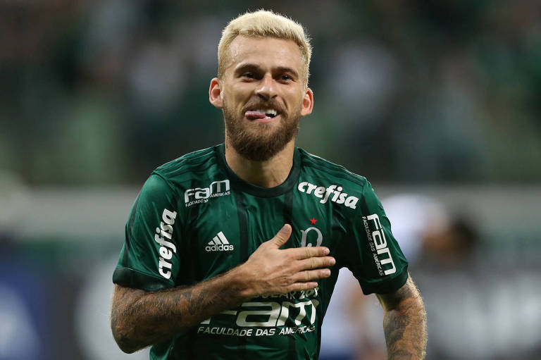 O meia Lucas Lima, do Palmeiras, comemora um gol contra o Santo André, em partida válida pela primeira rodada do Campeonato Paulista