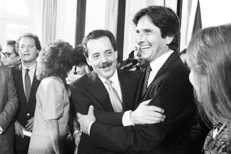 Collor abraça seu vice Moacir de Andrade na cerimônia de transferência do cargo de governador de Alagoas, em 1989