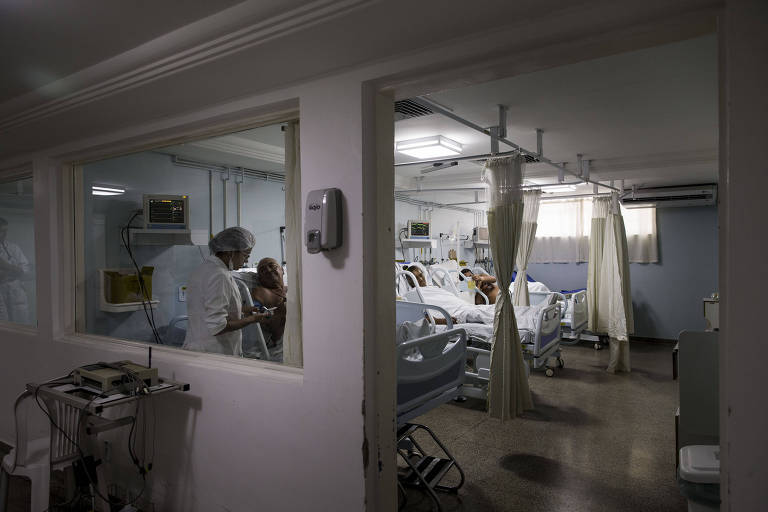 Movimentação de médicos e pacientes no setor de atendimento coronário em hospital de Aracaju