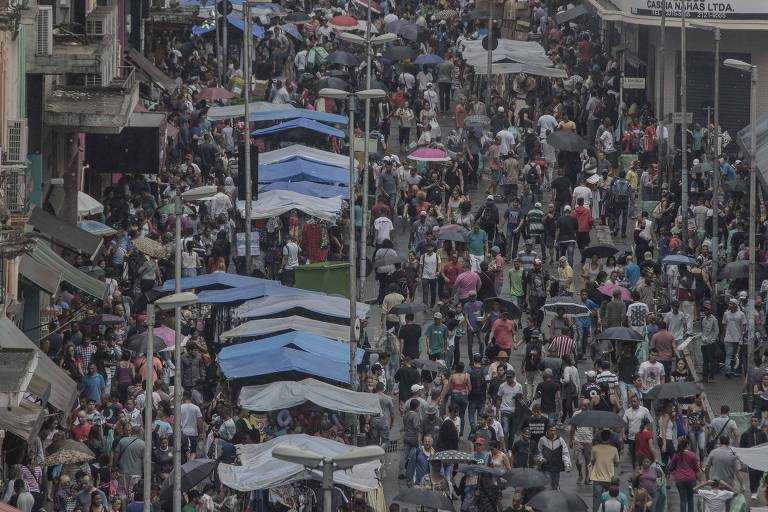 Foto aérea de multidão fazendo compras na rua 25 de Março