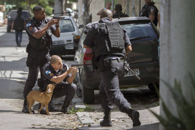 Policiais em operação na Cidade de Deus, no Rio de Janeiro
