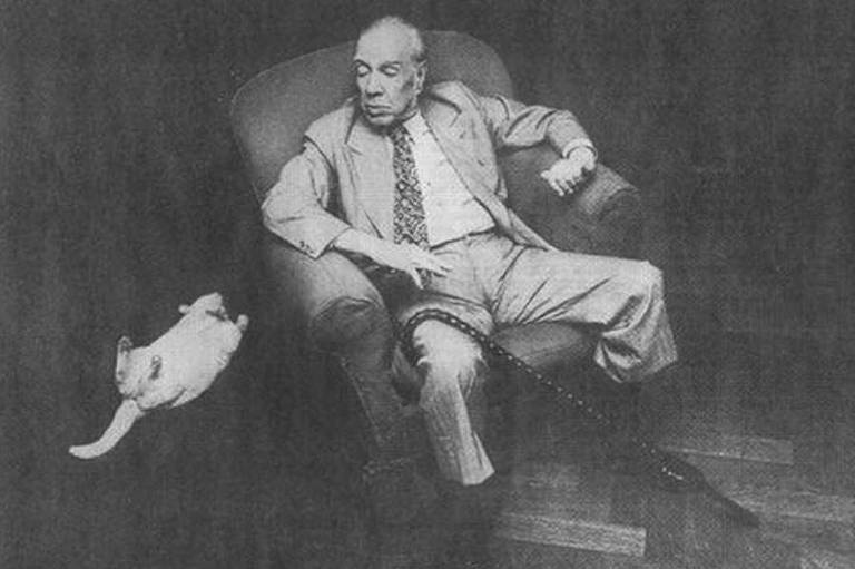 Jorge Luis Borges (1899-1986) fotografado em 1980 ao lado de seu gato Beppo