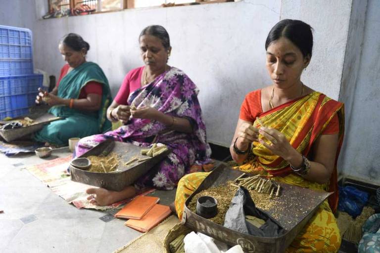 Mulheres produzem cigarro artesanal na Índia
