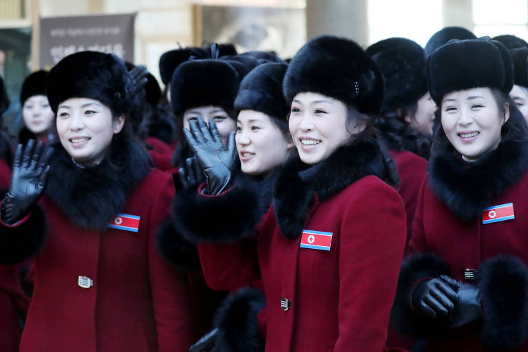 Líderes de torcida da delegação da Coreia do Norte chegam ao hotel em Inje, na Coreia do Sul, antes dos Jogos Olímpicos de Inverno