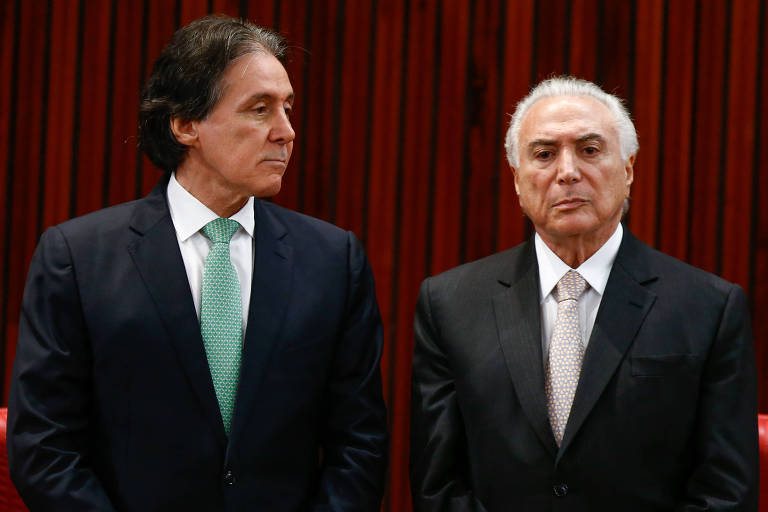 Retrato de Eunício Oliveira e o presidente Michel Temer em cerimônia no TSE