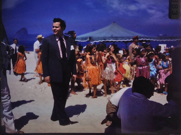 O cineasta americano Orson Welles na praia de Copacabana, durante as filmagens de " It's All True" no Rio, em 1942