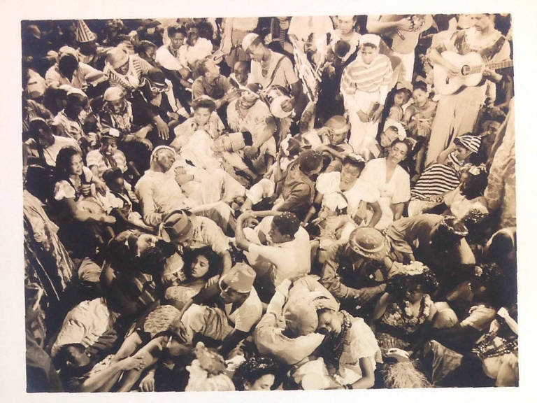 Figurantes aglomerados nos estúdios da Cinédia , durante as filmagens de "It's All True"