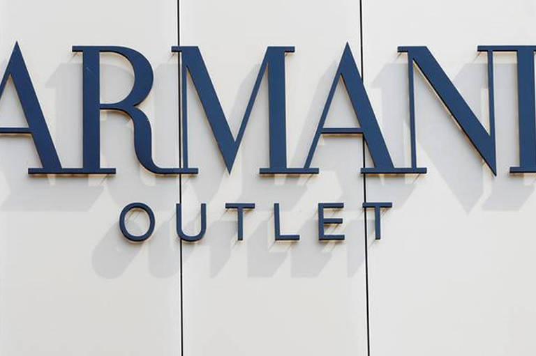 Logo da Armani em loja da marca em Metzingen, na Alemanha 