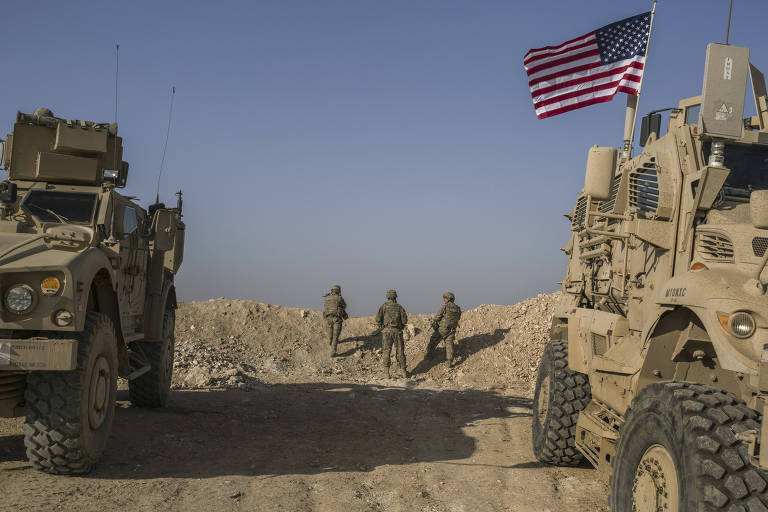 Soldados das Forças Especiais dos EUA observam área em posto de combate nas proximidades de Mabij, na Síria