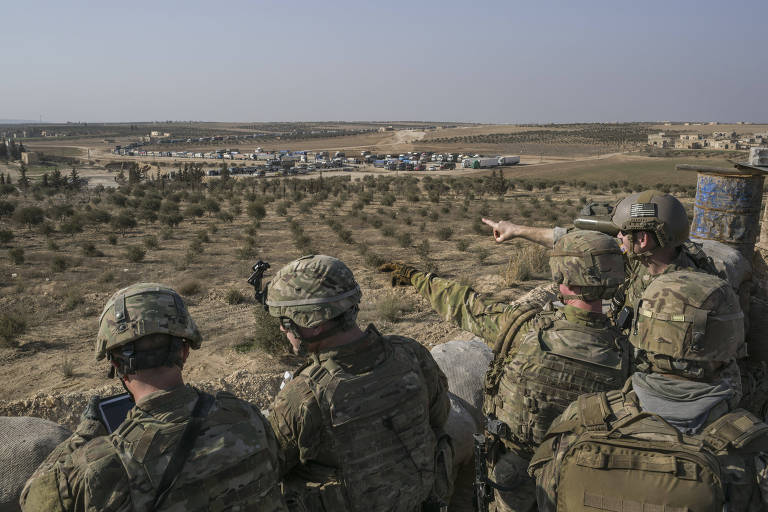 Soldados das Forças Especiais dos EUA em posto avançado nas proximidades de Mabij, no norte da Síria 