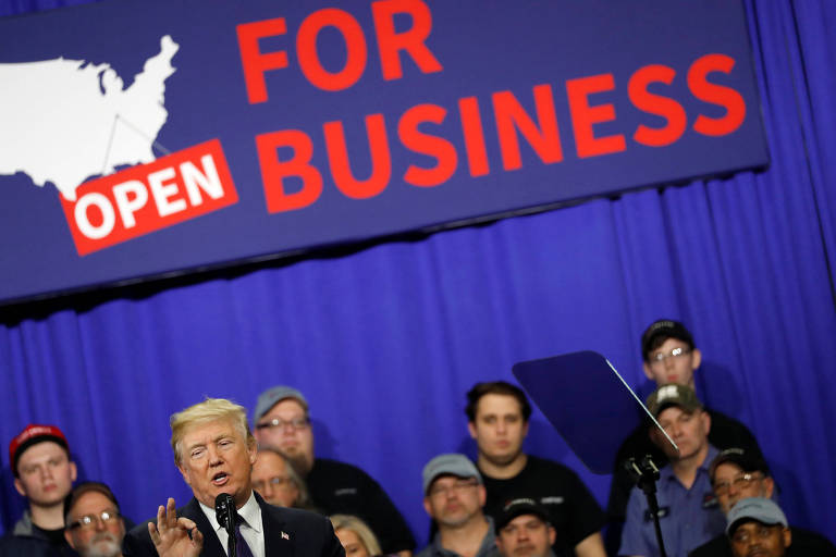 O presidente Donald Trump discursa sobre sua política de redução de impostos em fábrica em Ohio