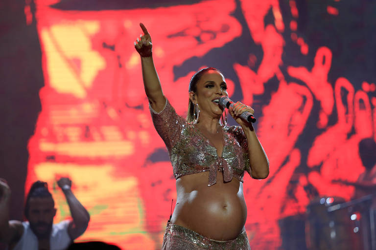 Grávida, Ivete Sangalo durante show em dezembro no Festival de Verão 2017 em Salvador; ausência de cantora no Carnaval de 2018 desmobilizou estafe