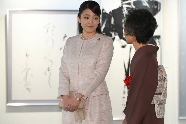 A princesa japonesa Mako (à esquerda), durante exibição sobre caligrafia em Tóquio