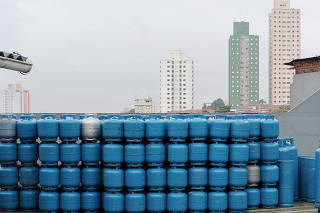 Botijões de gás em estoque de revendedora de São Paulo